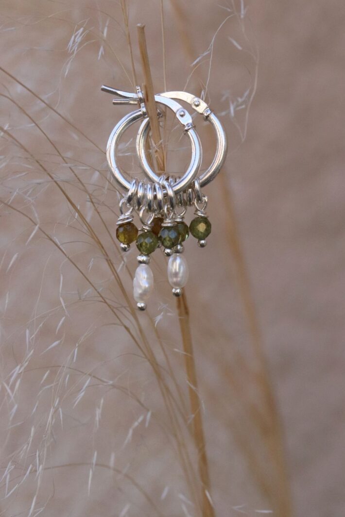 עגילי חישוק קטנים עם פנינים לבנות אסימטריות ואבני גרנט ירוק מכסף 925