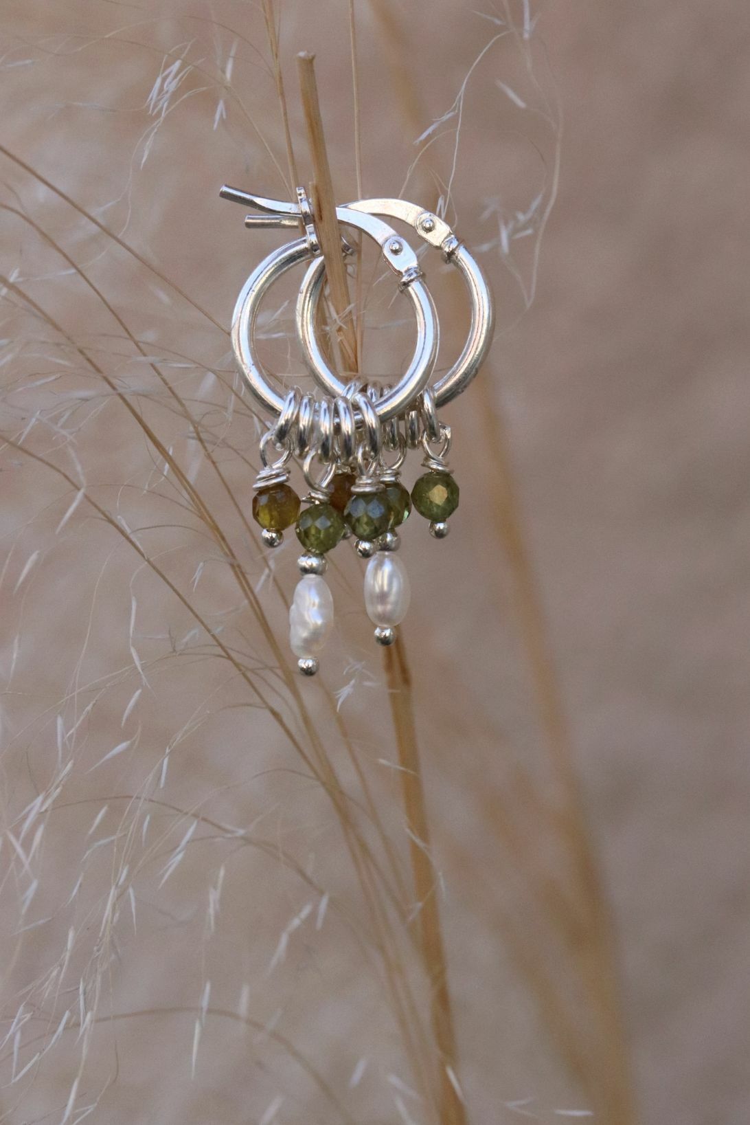 עגילי חישוק קטנים עם פנינים לבנות אסימטריות ואבני גרנט ירוק מכסף 925