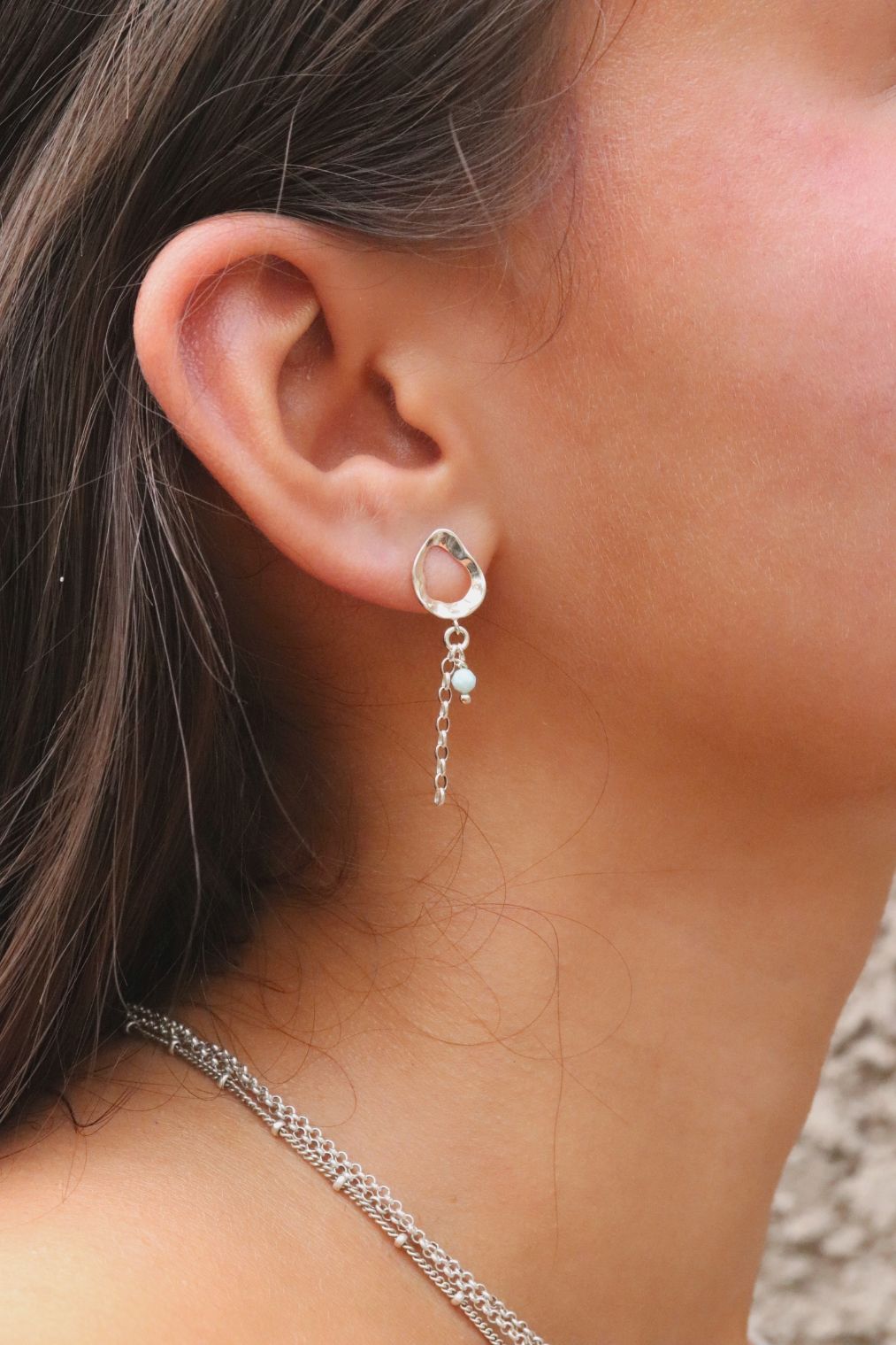 עגילים חלולים צמודים לאוזן בשילוב אבן לרימר תכלת ושובל שרשרת מכסף 925