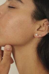 עגילים עגולים מרוקעים צמודים לאוזן מכסף 925 או גולדפילד