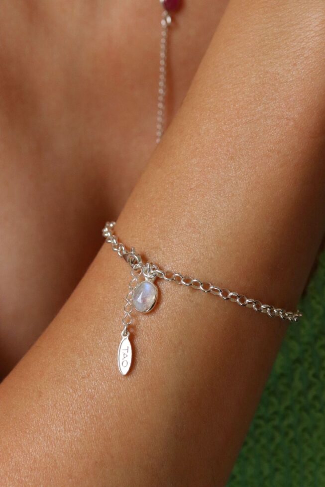 צמיד לולאות מכסף בשילוב אבן חן מונסטון לבנה מכסף 925