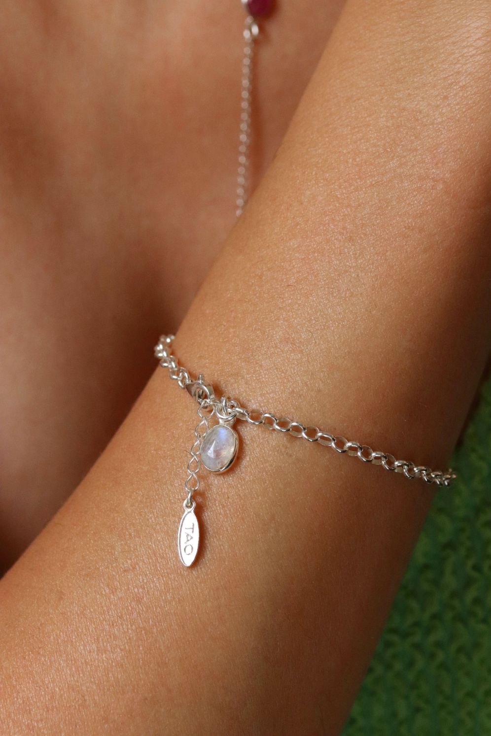 צמיד לולאות מכסף בשילוב אבן חן מונסטון לבנה מכסף 925