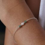 צמיד עדין עם אמרלד ירוקות ופנינה מכסף 925 או גולדפילד