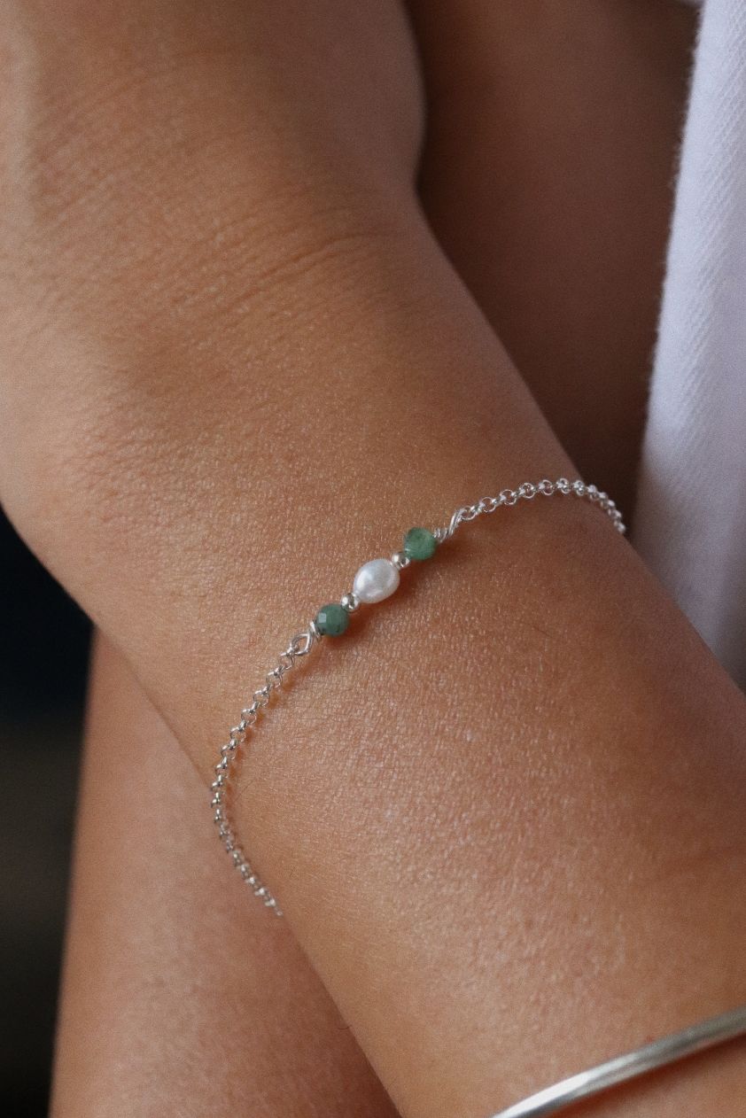 צמיד עדין עם אמרלד ירוקות ופנינה מכסף 925 או גולדפילד