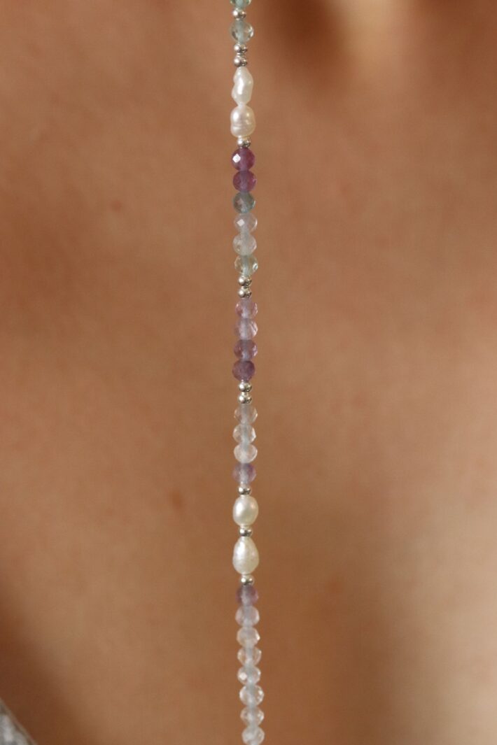 שרשרת אבנים צמודה לצוואר בשילוב אבני פלורייט ירוקות סגולות ופנינים לבנות טבעיות מכסף 925 או גולדפילד (2)