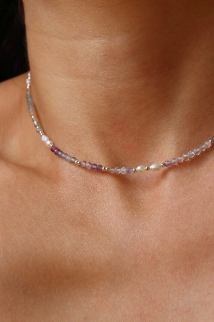 שרשרת אבנים צמודה לצוואר בשילוב אבני פלורייט ירוקות סגולות ופנינים לבנות טבעיות מכסף 925 או גולדפילד (3)