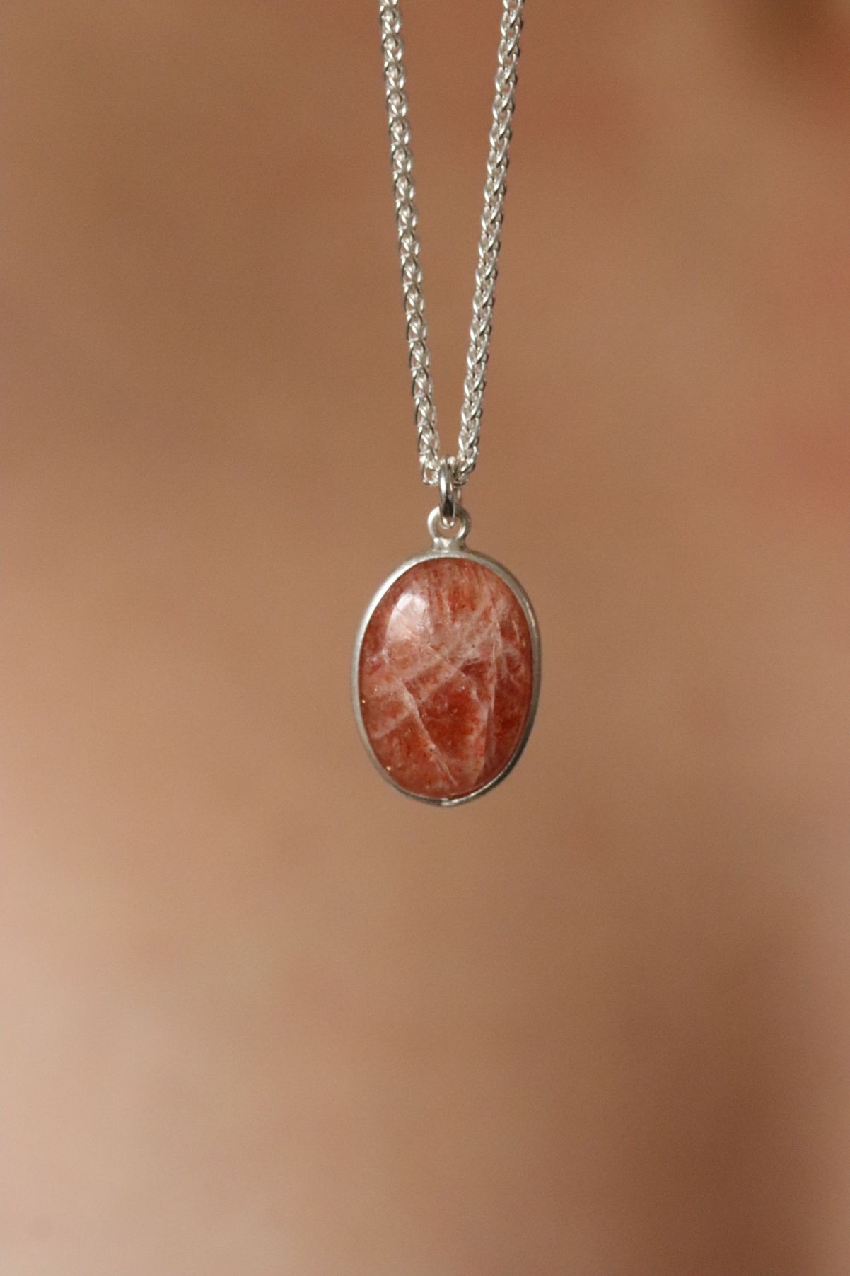 שרשרת חבל עדינה בשילוב אבן חן סאנסטון כתומה בצורת אליפסה מכסף 925 (1)