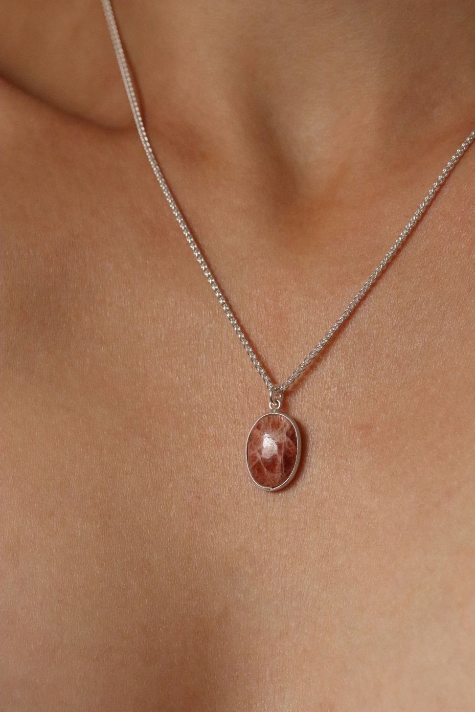 שרשרת חבל עדינה בשילוב אבן חן סאנסטון כתומה בצורת אליפסה מכסף 925 (2)