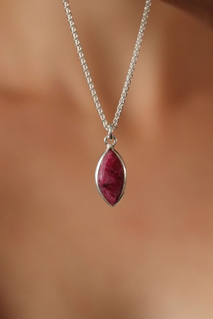 שרשרת חבל עדינה בשילוב אבן חן רובי בצורת מרקיזה מכסף 925 (1)