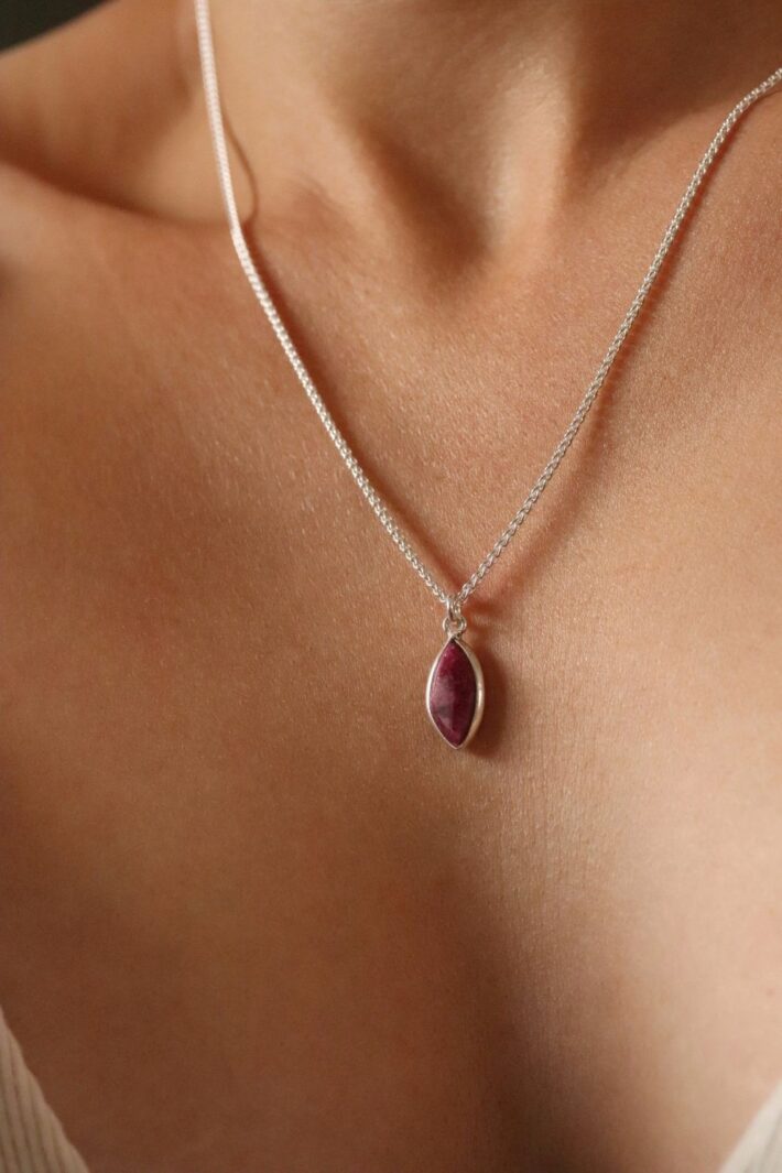 שרשרת חבל עדינה בשילוב אבן חן רובי בצורת מרקיזה מכסף 925 (2)