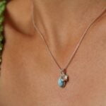 שרשרת חלקה בשילוב אבן חן לרימר תכלת ופרח פלומריה מכסף 925