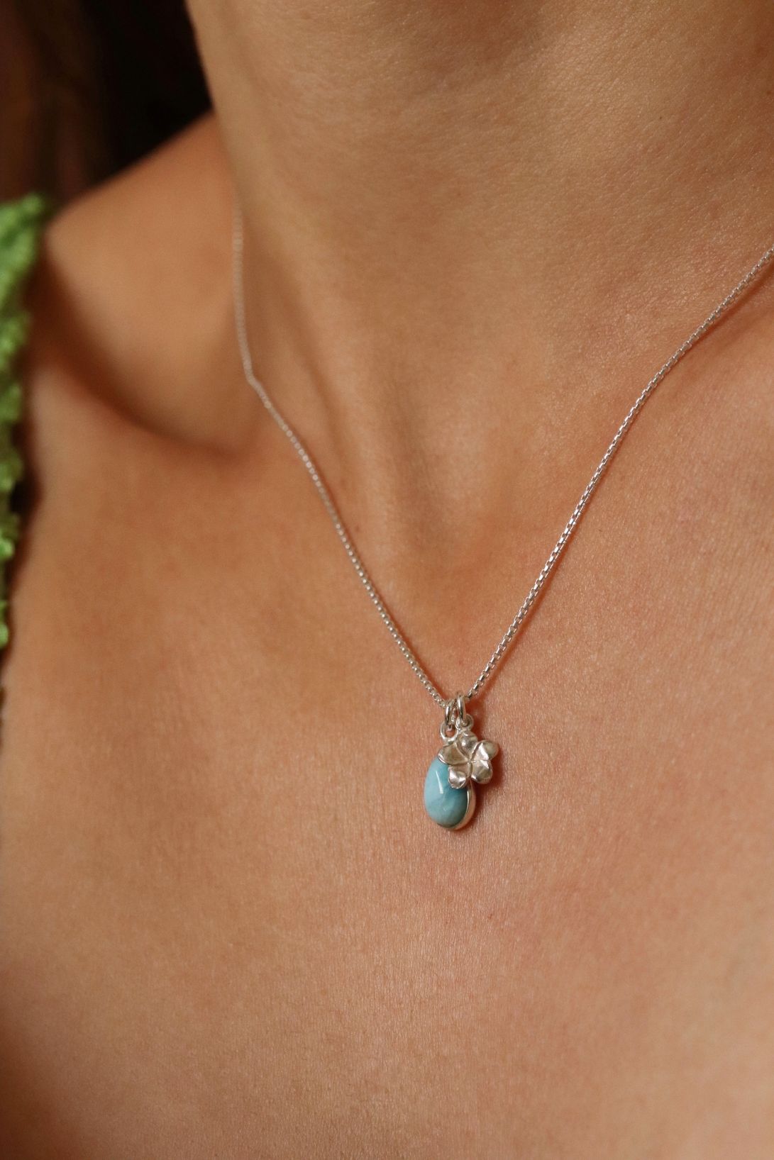 שרשרת חלקה בשילוב אבן חן לרימר תכלת ופרח פלומריה מכסף 925