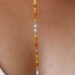 שרשרת חרוזים אמבר ענבר בגווני כתום חום ופנינים לבנות צמודה לצוואר מכסף 925 או גולדפילד (1)