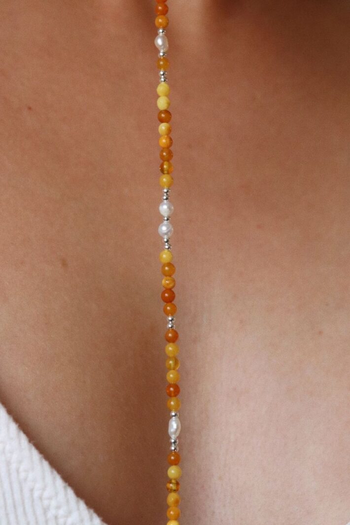 שרשרת חרוזים אמבר ענבר בגווני כתום חום ופנינים לבנות צמודה לצוואר מכסף 925 או גולדפילד (1)