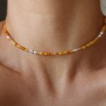 שרשרת חרוזים אמבר ענבר בגווני כתום חום ופנינים לבנות צמודה לצוואר מכסף 925 או גולדפילד (2)