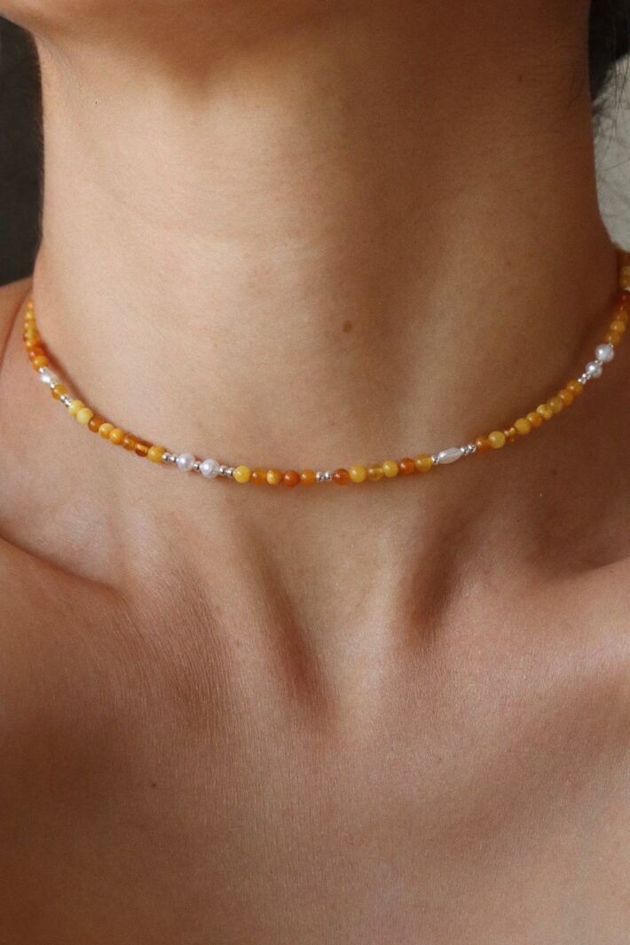 שרשרת חרוזים אמבר ענבר בגווני כתום חום ופנינים לבנות צמודה לצוואר מכסף 925 או גולדפילד (2)