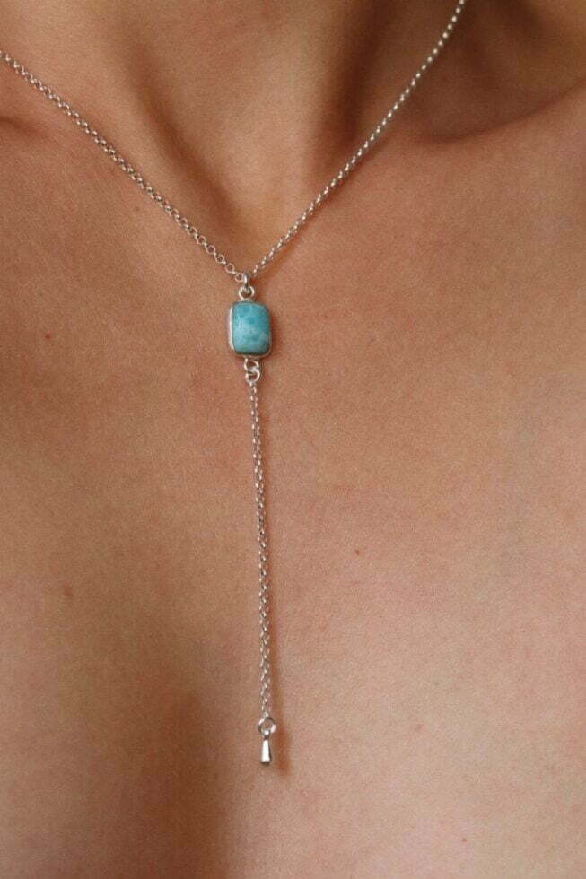 שרשרת עניבה לולאות עדינה בשילוב אבן חן לרימר בצורת מלבן ובגווני תכלת מטריפים. מיוצרת בעבודת יד מכסף 925