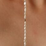 שרשרת פנינים צמודה לצוואר בשילוב חרוזי כסף או גולדפילד קטנים (1)