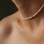 שרשרת פנינים צמודה לצוואר בשילוב חרוזי כסף או גולדפילד קטנים (2)