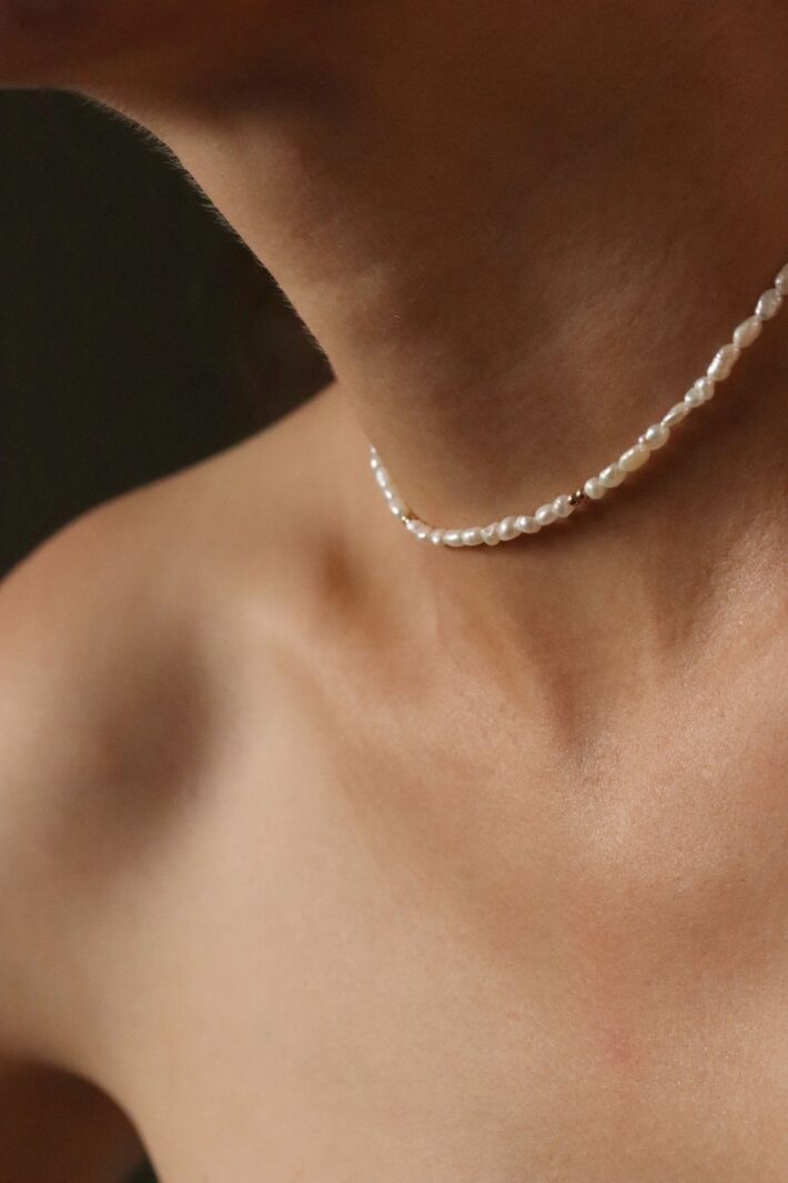 שרשרת פנינים צמודה לצוואר בשילוב חרוזי כסף או גולדפילד קטנים (2)