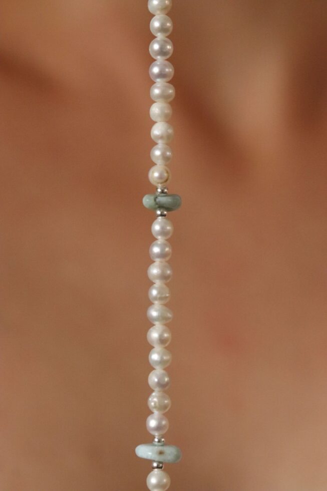 שרשרת פנינים צמודה לצוואר בשילוב פנינים לבנות עגולות ואבני לרימר תכלת מכסף 925 או גולדפילד (1)