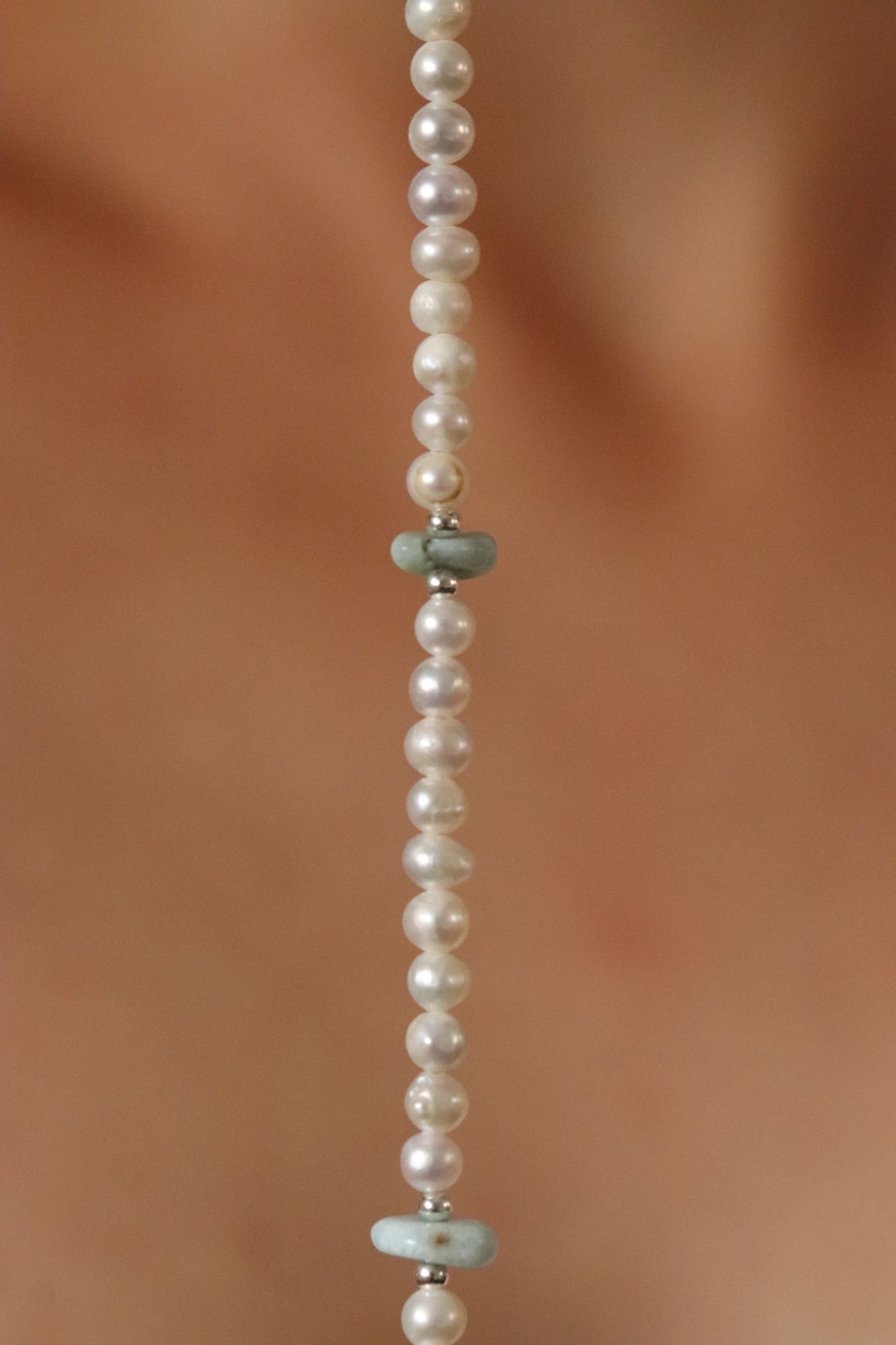 שרשרת פנינים צמודה לצוואר בשילוב פנינים לבנות עגולות ואבני לרימר תכלת מכסף 925 או גולדפילד (1)