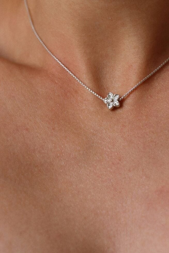 שרשרת פרח עדינה צמודה לצוואר מכסף 925