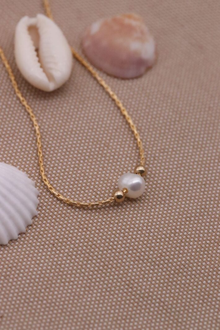 שרשרת גולדפילד קצרה ועדינה בשילוב פנינה לבנה מושחלת