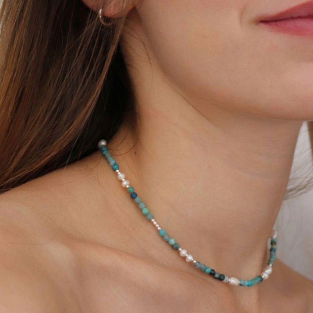 שרשרת חרוזים צבעונית צמודה לצוואר