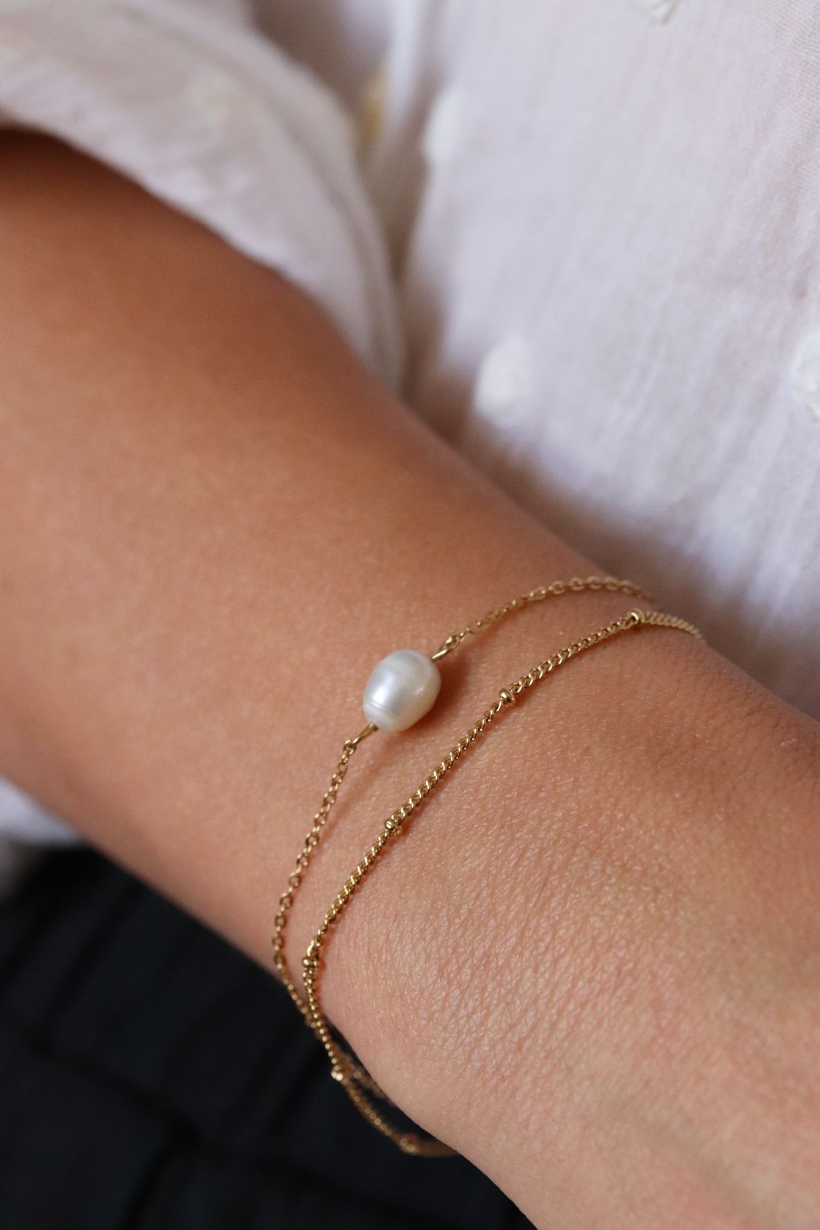 סט צמידים המורכב מצמיד כדוריות עדין וצמיד לולאות עם פנינה אמיתית