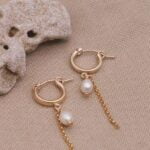 עגילי חישוק גולדפילד עם פנינה לבנה ושובל שרשרת לולאות מגולדפילד