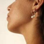 עגילי חישוק גולדפילד עם פנינה לבנה ושובל שרשרת לולאות מגולדפילד (2)