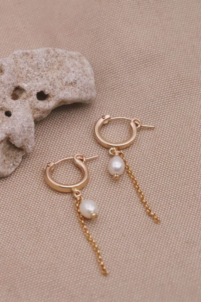 עגילי חישוק גולדפילד עם פנינה לבנה ושובל שרשרת לולאות מגולדפילד