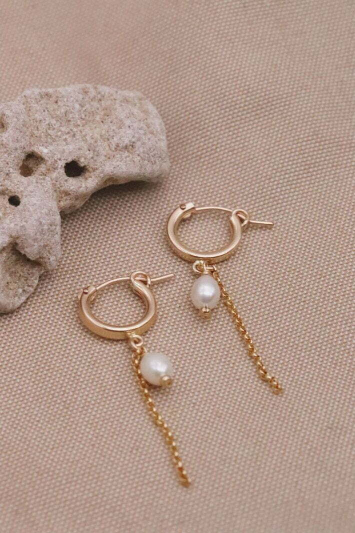 עגילי חישוק גולדפילד עם פנינה לבנה ושובל שרשרת לולאות מגולדפילד