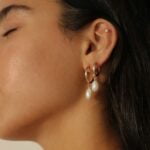 עגילי חישוק גולדפילד עם פנינים אמיתיות לבנות אסימטריות (2)