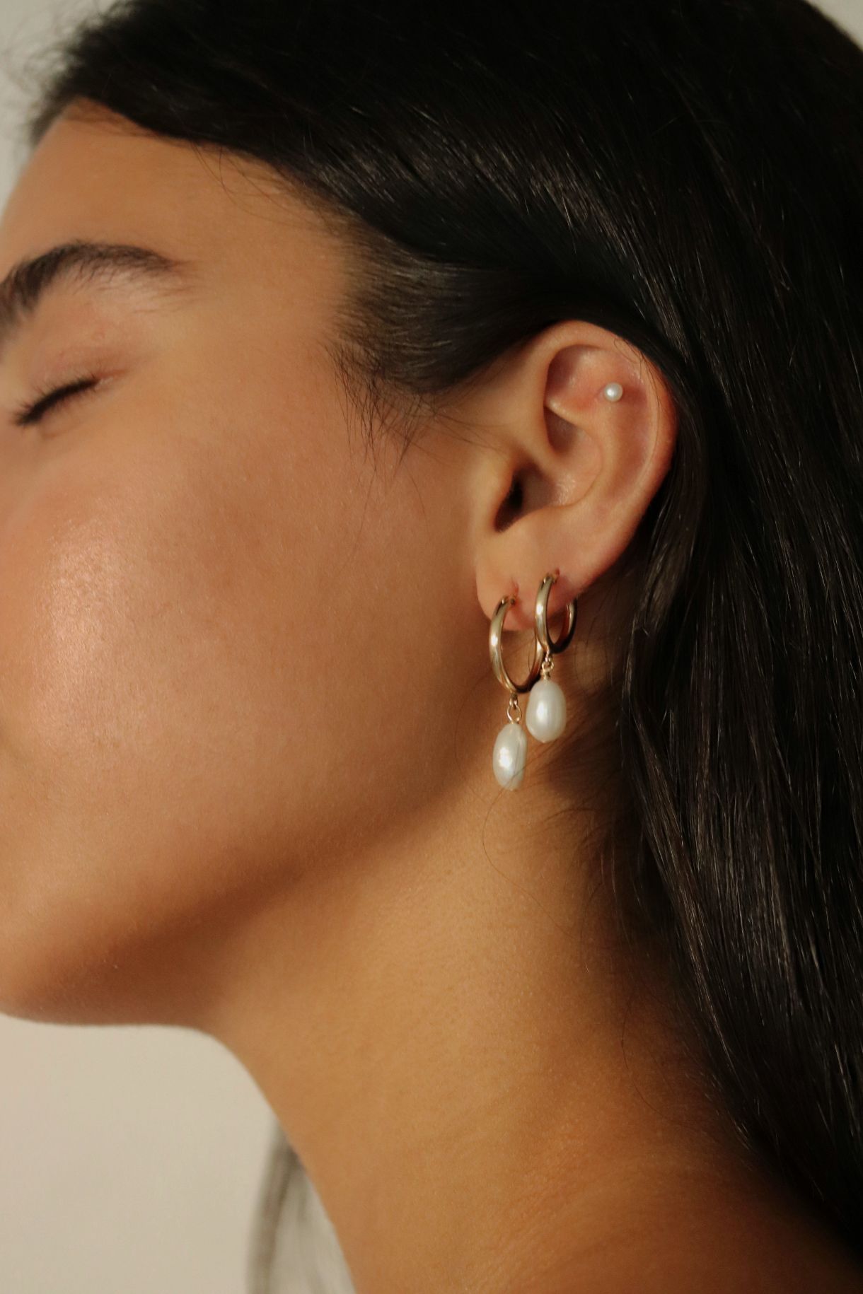 עגילי חישוק גולדפילד עם פנינים אמיתיות לבנות אסימטריות (2)