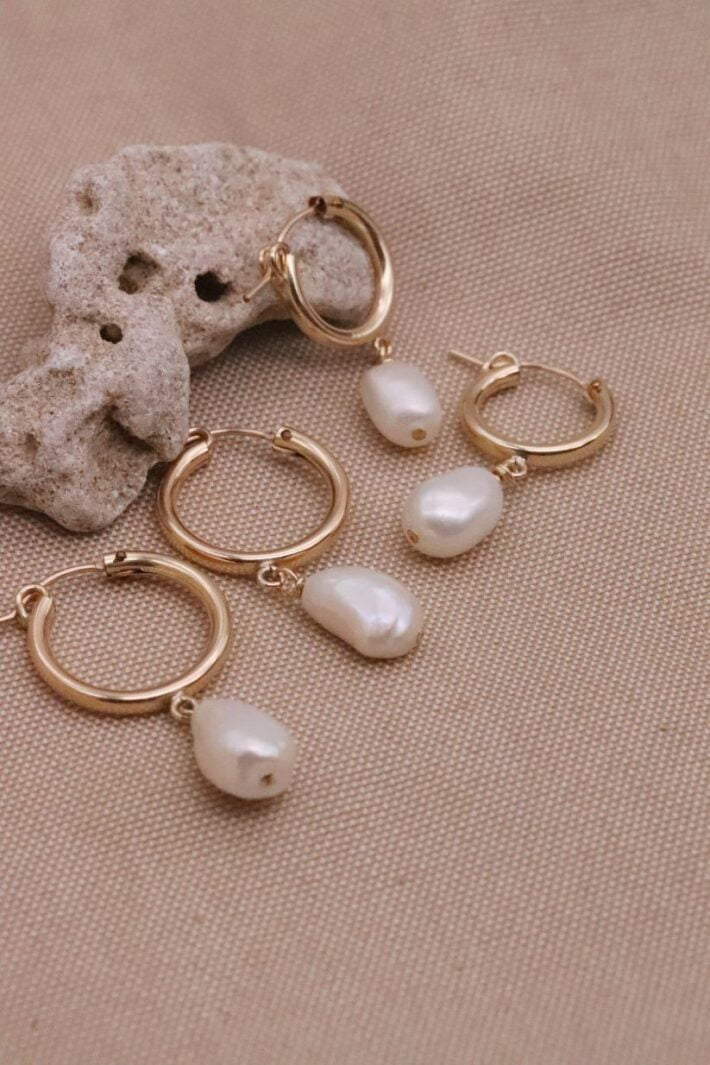 עגילי חישוק גולדפילד עם פנינים אמיתיות לבנות אסימטריות