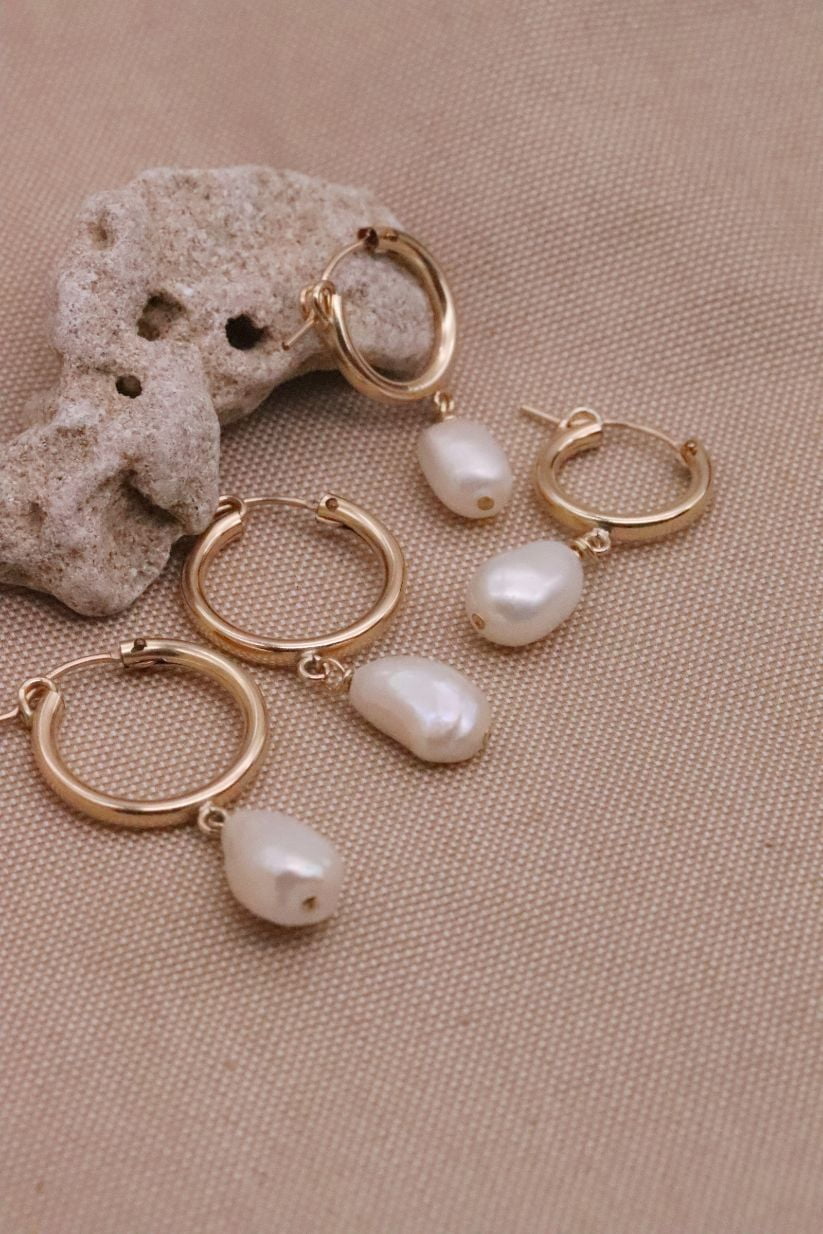 עגילי חישוק גולדפילד עם פנינים אמיתיות לבנות אסימטריות