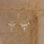 עגילי חישוק דקים מכסף בשילוב פנינים אמיתיות לבנות אסימטריות מכסף 925 (1)