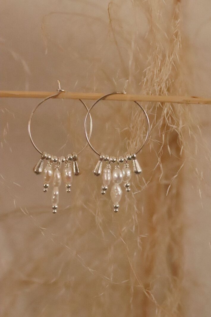 עגילי חישוק דקים מכסף בשילוב פנינים אמיתיות לבנות אסימטריות מכסף 925 (1)