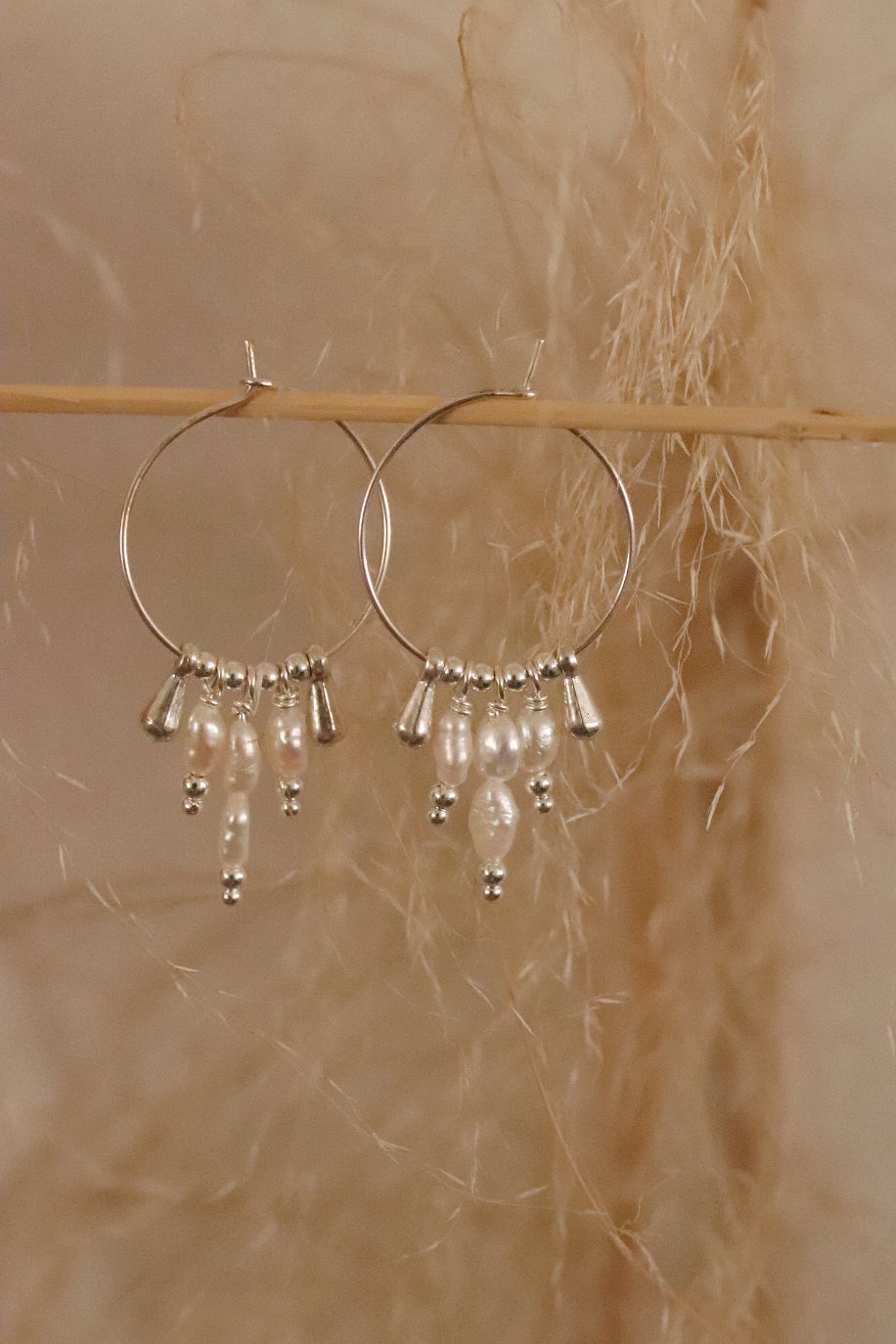 עגילי חישוק דקים מכסף בשילוב פנינים אמיתיות לבנות אסימטריות מכסף 925 (1)