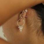 עגילי חישוק דקים מכסף בשילוב פנינים אמיתיות לבנות אסימטריות מכסף 925 (2)