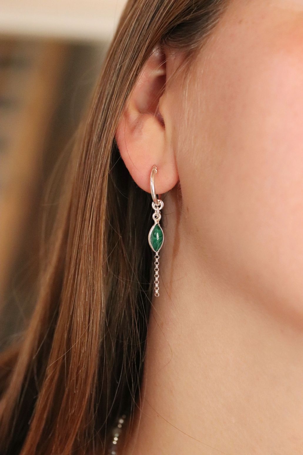 עגילי חישוק מכסף עם אבני חן ירוקות בשם מלכית בצורת מרקיזה כסף 925 (1)