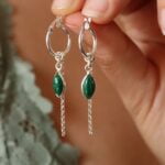 עגילי חישוק מכסף עם אבני חן ירוקות בשם מלכית בצורת מרקיזה כסף 925