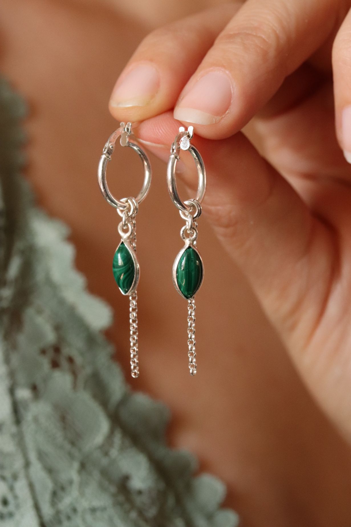 עגילי חישוק מכסף עם אבני חן ירוקות בשם מלכית בצורת מרקיזה כסף 925