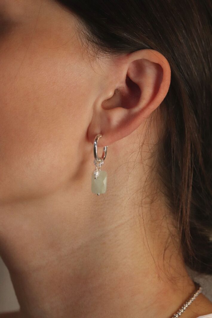 עגילי חישוק עם אבני חן אקווה מרין תכלת ופנינים לבנות מכסף 925 או גולדפילד