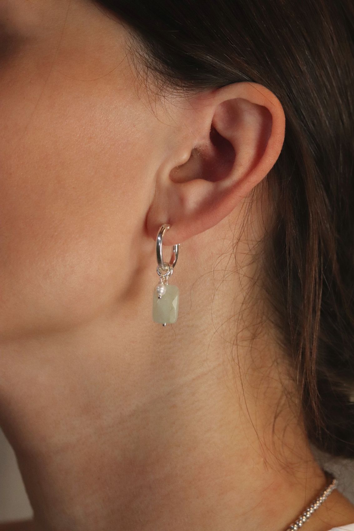 עגילי חישוק עם אבני חן אקווה מרין תכלת ופנינים לבנות מכסף 925 או גולדפילד