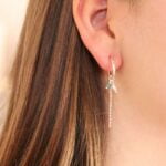 עגילי חישוק קטנים מכסף בשילוב אבני חן אמרלד ירוקות ופנינים אמייות מכסף 925