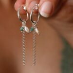 עגילי חישוק קטנים מכסף בשילוב אבני חן אמרלד ירוקות ופנינים אמייות מכסף 925