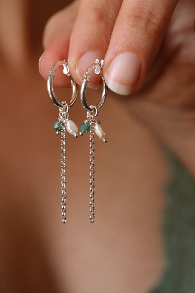 עגילי חישוק קטנים מכסף בשילוב אבני חן אמרלד ירוקות ופנינים אמייות מכסף 925